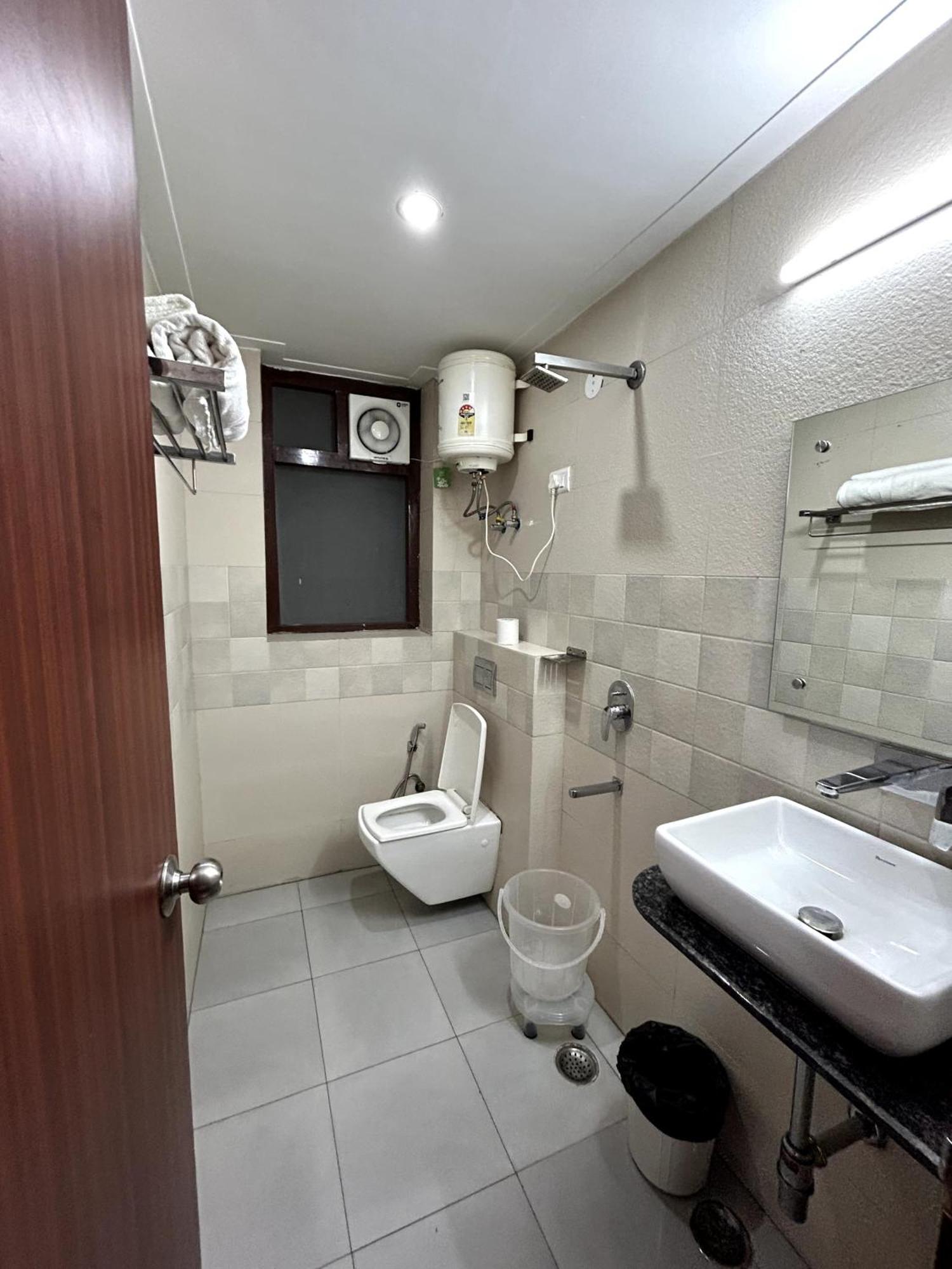 Aura Luxury Studio I Couple Friendly I Near Golf Course Road, Sector 57, Gurgáon Kültér fotó